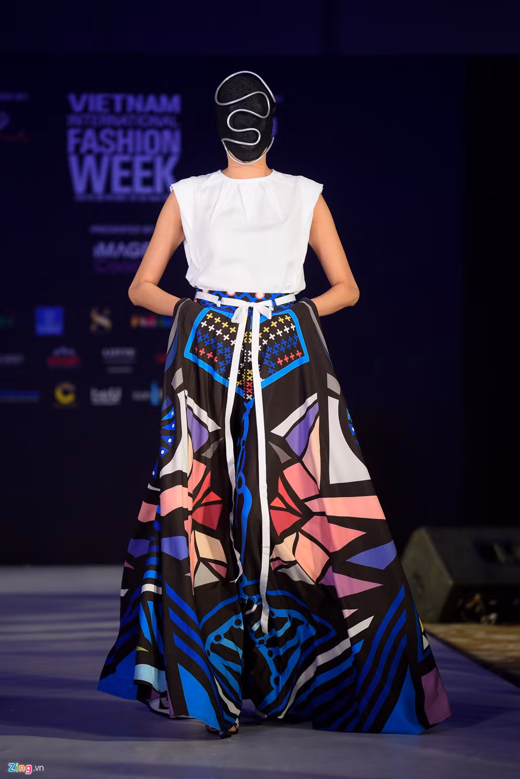 Họa tiết và những gam màu tươi sáng trở thành yếu tố chủ đạo của các nhà thiết kế trong mùa mốt xuân hè 2018.