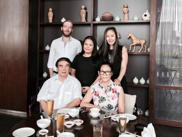 Hoa hậu Ngô Phương Lan bên chồng Tây, chị gái và bố mẹ.