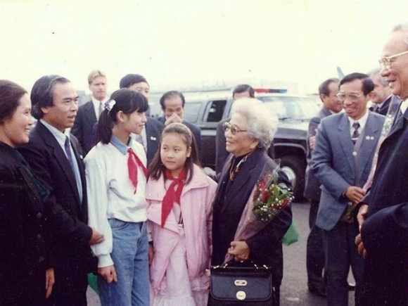 Ngô Phương Lan đã tốt nghiệp ngành Quan hệ quốc tế tại Đại học Genève (Thuỵ Sĩ) với bản luận văn xuất sắc và được đánh giá rất cao về đề tài văn hóa - lịch sử.