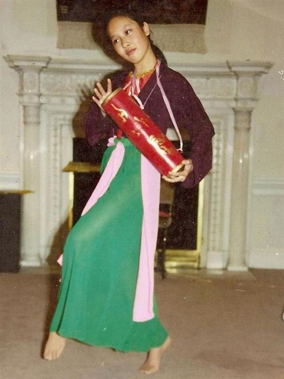 Từ nhỏ, Hoa hậu Ngô Phương Lan đã có cuộc sống sung sướng bên bố mẹ. Cô được học hành trong điều kiện tốt.