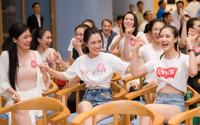 Thí sinh Hoa hậu Việt Nam mặc quần siêu ngắn kết hợp áo phông hoặc áo 2 dây khi xem bóng đá.