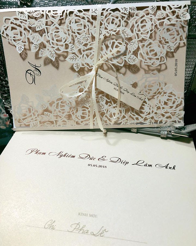 Hình ảnh thiệp cưới của Diệp Lâm Anh vừa được ca sĩ Pha Lê hé lộ.