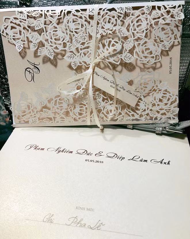 Hình ảnh thiệp cưới của Diệp Lâm Anh vừa được ca sĩ Pha Lê hé lộ.