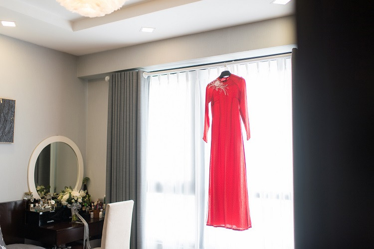 Trong lễ vu quy, Tú Anh chọn mặc chiếc áo dài màu đỏ.