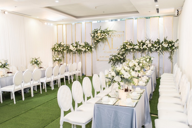 Không gian lễ cưới tại nhà cô dâu. Người đẹp chọn trang trí với gam màu trắng sang trọng, tinh tế.