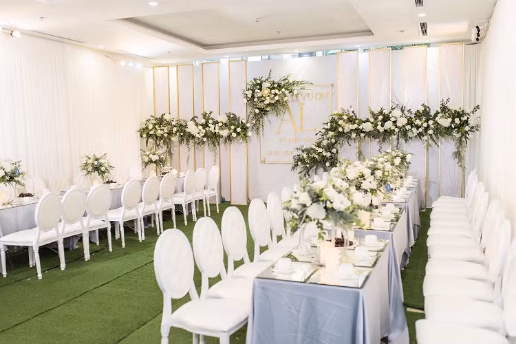 Không gian lễ cưới tại nhà cô dâu. Người đẹp chọn trang trí với gam màu trắng sang trọng, tinh tế.