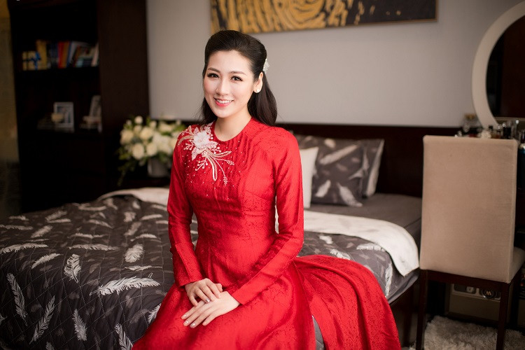 Chiều 21/7, Á hậu Tú Anh lên xe hoa về nhà chồng. Đám cưới Dương Tú Anh nhận được nhiều sự quan tâm của công chúng.