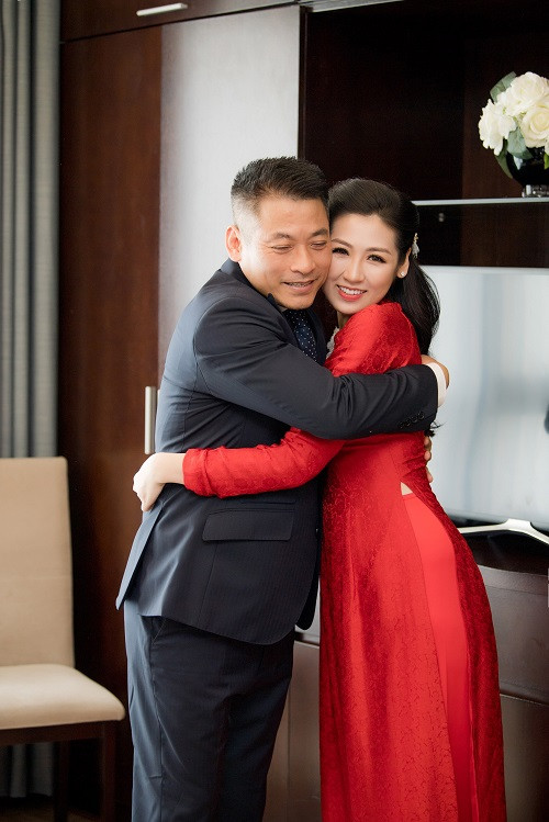 Cô nhận cái ôm thật chặt từ bố...