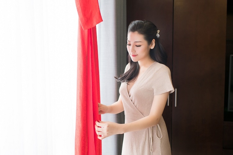 Tú Anh không khỏi hồi hộp, xúc động trước giờ lên xe hoa về nhà chồng.