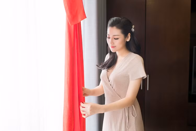 Tú Anh không khỏi hồi hộp, xúc động trước giờ lên xe hoa về nhà chồng.