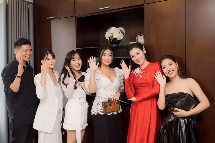 Người đẹp chung vui cùng bạn bè.