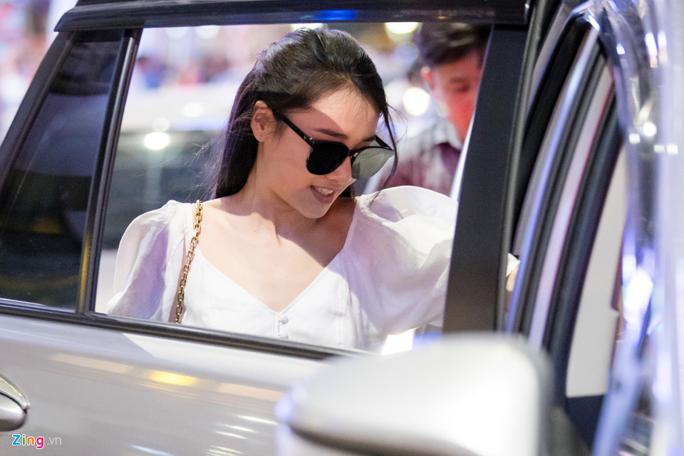 Nhã Phương lên xe ra về. Nữ diễn viên sẽ có mặt trong sự kiện Tuần lễ Thời trang Việt Nam 2018 vào tối 21/4.