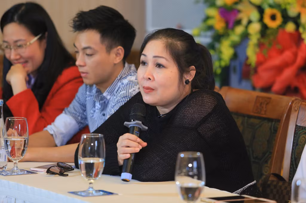 NSND Hồng Vân đáp chuyên bay ra Hà Nội để tham dự họp báo giới thiệu phim.