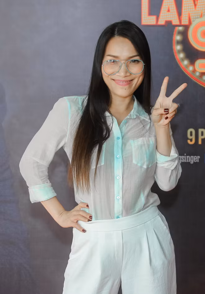 Nữ ca sĩ Hồng Ngọc có mặt từ sớm tại sự kiện. Cô vừa bay chuyến bay dài từ Mỹ về Việt Nam để ủng hộ đàn anh.