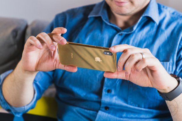 Có lẽ đã đến lúc Apple cần làm mới hình ảnh cho những chiếc iPhone. Chất liệu kính kết hợp cùng những màu máy mới sẽ tạo ra nhiều hiệu ứng thú vị về ngoại hình. Ở các góc nhìn và điều kiện ánh sáng khác nhau, tông màu có thể thay đổi nhiều hay ít.