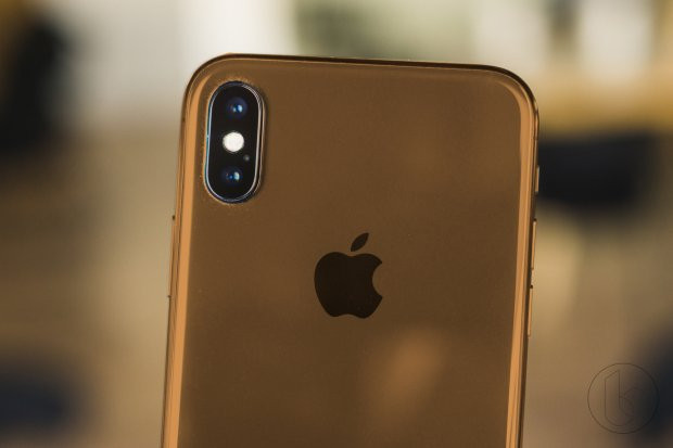 Phiên bản iPhone cao cấp nhất trong năm 2018 có thể có thêm một phiên bản màu vàng mới. Trong concept này, tác giả bản thiết kế thể hiện một tông màu vàng khá đậm, thiên về hướng vàng đồng. Trước đây, Apple cũng từng được kì vọng sẽ cho ra một chiếc iPhone X vàng đồng, tuy nhiên có vẻ như những khó khăn về mặt kĩ thuật đã khiến điều này chưa thể thành hiện thực.