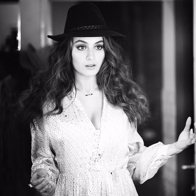 Dù được tham gia diễn xuất khá sớm nhưng mơ ước của Lily lại là ca sĩ. Đặc biệt nhất là Lily đã sáng tác, ca hát và nhảy múa từ năm cô nàng mới 5 tuổi. Và đến năm 14 tuổi, Lily quyết định sẽ theo đuổi sự nghiệp ca sĩ.