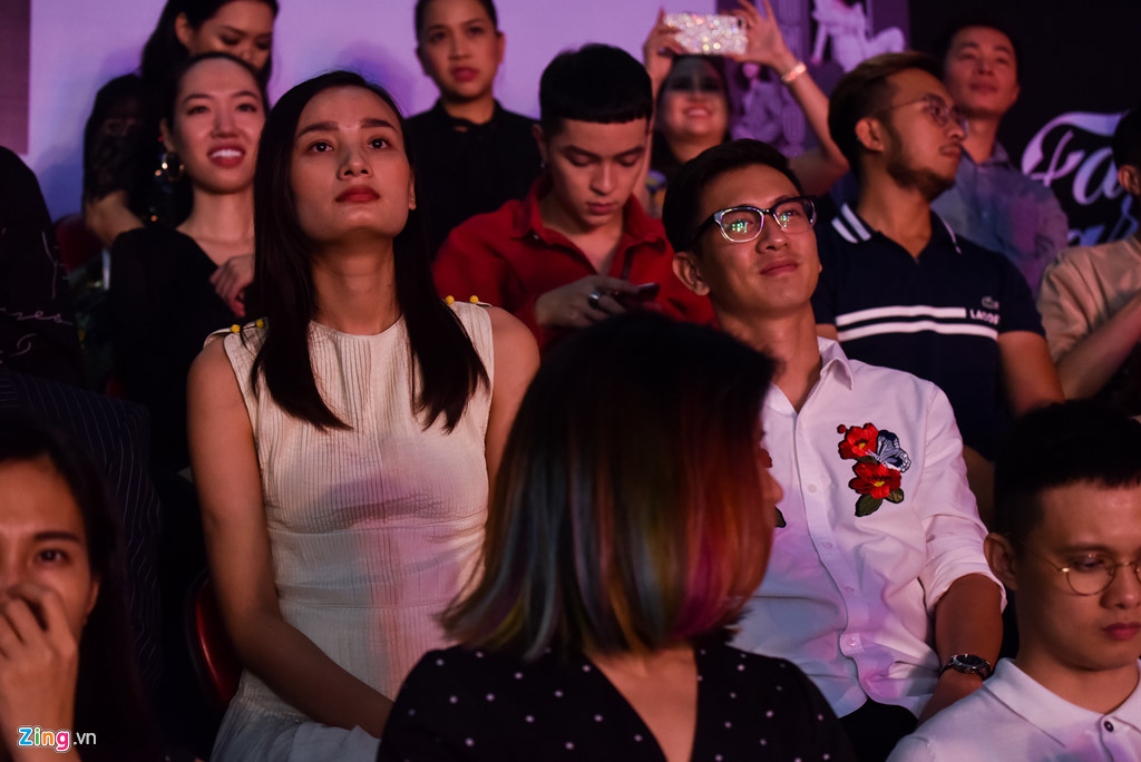 Vợ chồng Lê Thúy - Đỗ An cũng góp mặt trong đám đông khán giả tham dự buổi họp fan của nữ ca sĩ Hồ Ngọc Hà.