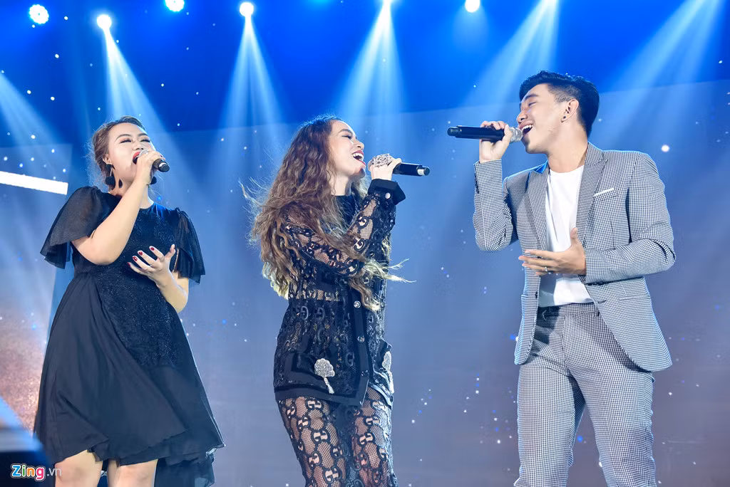 Chương trình còn có sự góp mặt của 2 người được mệnh danh là "bản sao Hồ Ngọc Hà": Ngọc Tân và Đan Trang. Hai giọng ca trẻ từng gây ngạc nhiên khi phô diễn giọng hát giống hệt Hồ Ngọc Hà trên sóng truyền hình. Ba người cùng thể hiện ca khúc Gửi người yêu cũ.