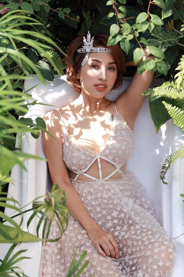 MC Vân Hugo như một nàng công chúa ngủ trong rừng.