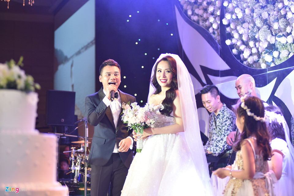 Trong ngày vui, Khắc Việt thể hiện ca khúc Ngày cưới. Bài hát này từng được anh và Hương Tràm hát cùng nhau trong nhiều chương trình. Bài hát với giai điệu ngọt ngào, ca từ lãng mạn là một trong những sản phẩm được yêu mến của nam ca sĩ.