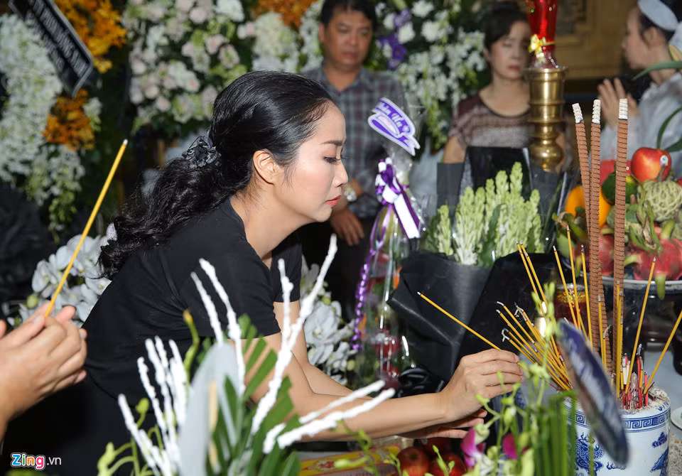 Ốc Thanh Vân đến thắp hương Thanh Hoàng vào lúc đêm muộn. Chị đã không kìm được nước mắt khi nhìn di ảnh của nam nghệ sĩ.