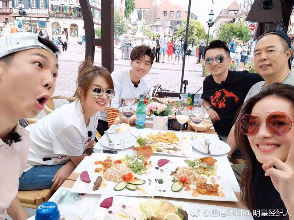  Diễn viên Triệu Vy, Tô Hữu Bằng, Thư Kỳ, Vương Tuấn Khải, Bạch Cử Cương cùng khách mời Trương Thiết Lâm.