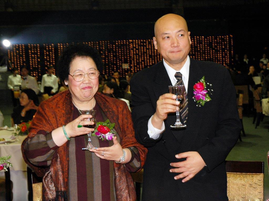 Bà Trần Lệ Hoa và Trì Trọng Thụy cưới giữa những búa rìu dư luận.