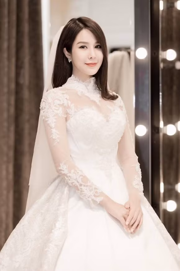 Dù đang tất bật với công việc kinh doanh nhưng Diệp Lâm Anh vẫn tranh thủ dành thời gian đi thử váy cưới. Trái với suy nghĩ của nhiều người, nữ diễn viên không chi nhiều tiền cho hàng hiệu, cô chọn những chiếc đầm cưới từ 2 nhà thiết kế Việt.