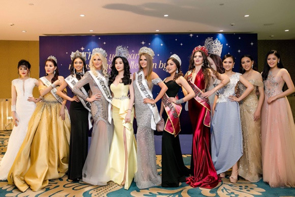 Lê Âu Ngân Anh tự tin đọ dáng cùng đại diện nhan sắc đến từ xứ sở Bạch dương.