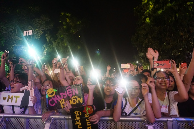 Khi Mỹ Tâm xuống giao lưu nhiều khán giả trẻ hò hét với khẩu hiệu, banner cổ vũ và hỏi về những thông tin Mỹ Tâm sắp làm đám cưới.