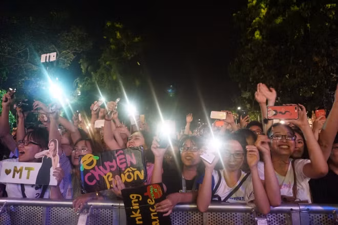 Khi Mỹ Tâm xuống giao lưu nhiều khán giả trẻ hò hét với khẩu hiệu, banner cổ vũ và hỏi về những thông tin Mỹ Tâm sắp làm đám cưới.