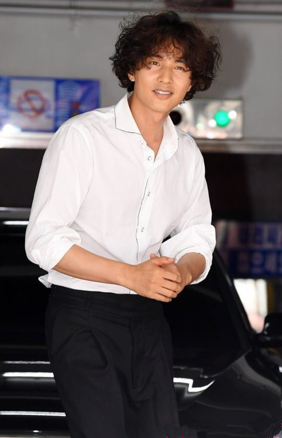 Hình ảnh mới nhất của Won Bin đang gây tranh cãi trên mạng xã hội Hàn Quốc. Nam diễn viên được biết đến như một mỹ nam, là hình mẫu đàn ông lý tưởng với khán giả nữ nhiều nước châu Á.