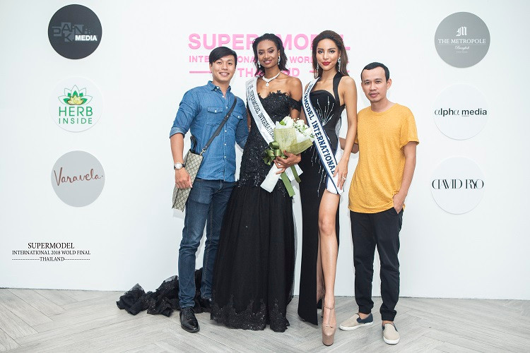 Hạnh phúc trước thành công bất ngờ của học trò mình, chuyên gia đào tạo Phúc Nguyễn chia sẻ: “Nhìn dàn thí sinh năm nay tôi cũng chỉ tiên liệu Khả Trang vào top 3, việc giành được ngôi vị quán quân thực sự nằm ngoài mong đợi. Khả Trang đã cố gắng rất nhiều, nỗ lực rất lớn để có được thành quả này”.