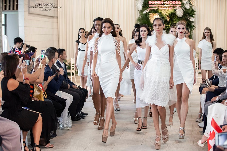 Trong chung kết Siêu mẫu Quốc tế 2018, các thí sinh trải qua 3 phần thi trình diễn đồng phục sắc trắng, áo tắm và dạ hội.