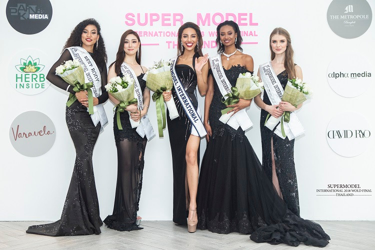 Cô trải qua các vòng phỏng vấn mà không cần phiên dịch. Vừa vào cuộc thi, cô lọt mắt xanh nhà tài trợ chính của cuộc thi, được quay video, chụp hình làm hình ảnh đại diện thương hiệu.