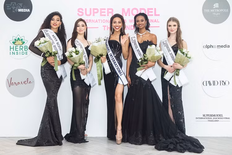 Cô trải qua các vòng phỏng vấn mà không cần phiên dịch. Vừa vào cuộc thi, cô lọt mắt xanh nhà tài trợ chính của cuộc thi, được quay video, chụp hình làm hình ảnh đại diện thương hiệu.