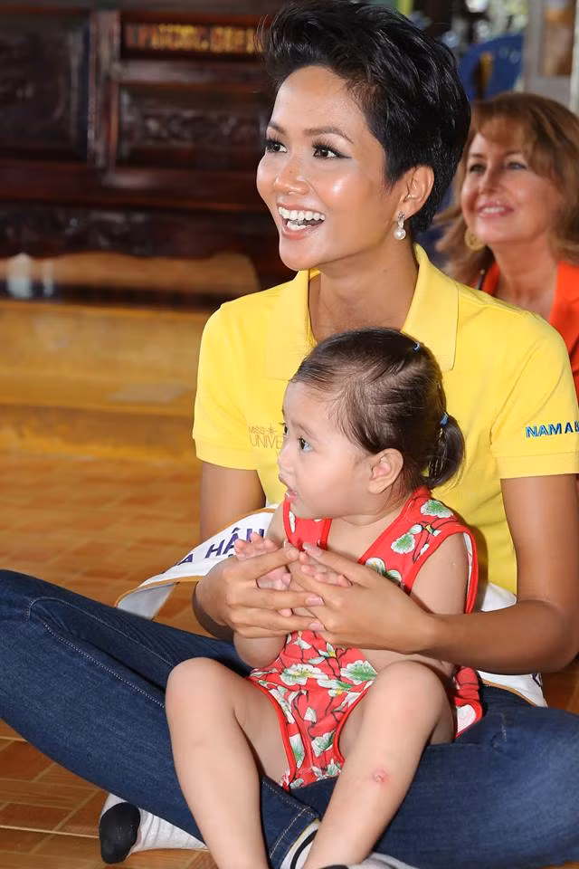 Hình ảnh tân Hoa hậu Hoàn vũ H'Hen Niê trong chuyến đi từ thiện đầu tiên sau đăng quang.