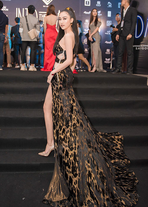 Hà Thu khoe dáng tại sự kiện. Khác với vẻ đẹp dịu dàng của Nam Em, Hà Thu gợi cảm, cá tính khi diện chiếc váy lệch vai, xẻ cao vô cùng quyến rũ.