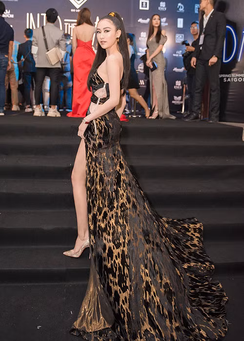 Hà Thu khoe dáng tại sự kiện. Khác với vẻ đẹp dịu dàng của Nam Em, Hà Thu gợi cảm, cá tính khi diện chiếc váy lệch vai, xẻ cao vô cùng quyến rũ.