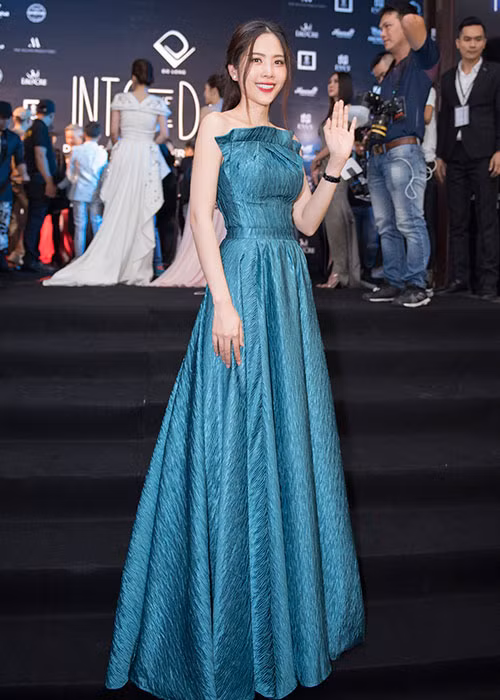 Xuất hiện tại sự kiện, Nam Em thu hút sự chú ý khi diện váy xanh nữ tính.