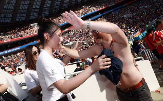 Cô bất ngờ bị một anh chàng ngoại quốc sấn sổ suýt đụng chạm "vòng 1" trên khán đài trận Pháp - Đan Mạch vào tối qua.