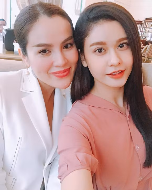 Cô vẫn vui vẻ đi chụp hình, dự sự kiện.