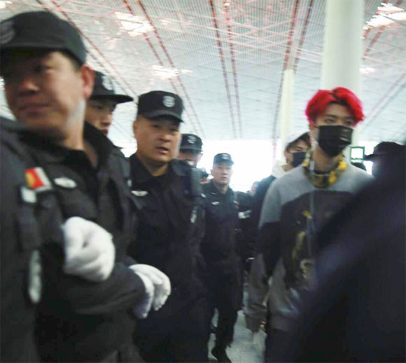 Phạm Thừa Thừa sinh ngày 16/6/2000. Trước khi bước chân vào showbiz, anh bị nhiều người cho rằng dựa hơi bà chị nổi tiếng.