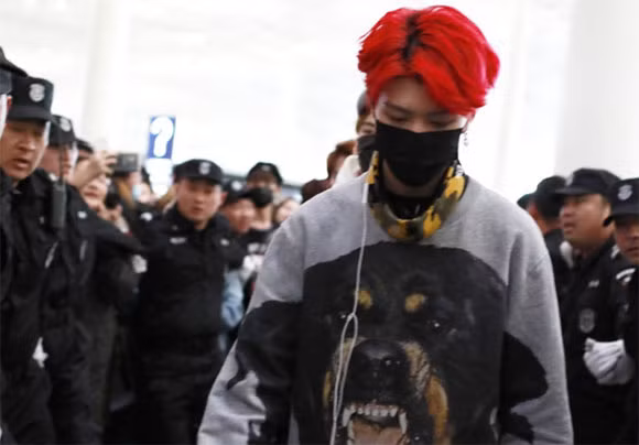 Những hình ảnh của Phạm Thừa Thừa được mô tả chẳng khác nào thần tượng hạng A Hàn Quốc khi đến Trung Quốc.