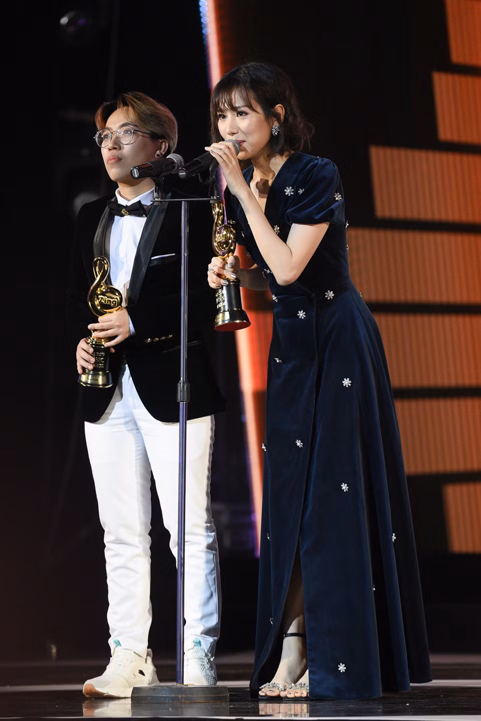 Sau khi nhận 2 chiếc cúp danh giá cho MV của năm cùng Song ca/Nhóm ca được yêu thích, Min trở thành nghệ sĩ "bội thu" nhất đêm trao giải khi tiếp tục được xướng tên lên nhận giải thưởng Ca khúc của năm.