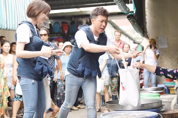 Vợ chồng A Xìn - Hari trong thử thách đi chợ và nấu bữa ăn đủ dinh dưỡng cho bà bầu.