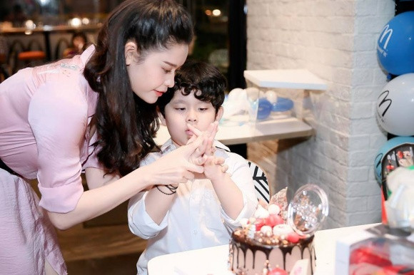 Mẹ hay hỏi: Shi lớn lên có thương mẹ nữa không? cho mẹ ôm đã thiệt đã nữa không? Shi nói có, mà mẹ vẫn buồn...là sao? Những suy nghĩ lan man của chị mẹ vô lý! Shi 6 tuổi, thời gian qua nhanh quá làm mẹ hoang mang...