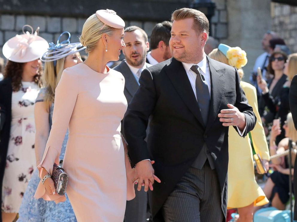 Cặp vợ chồng MC James Corden và nhà sản xuất truyền hình Julia Carey nắm tay nhau tình cảm sánh bước.