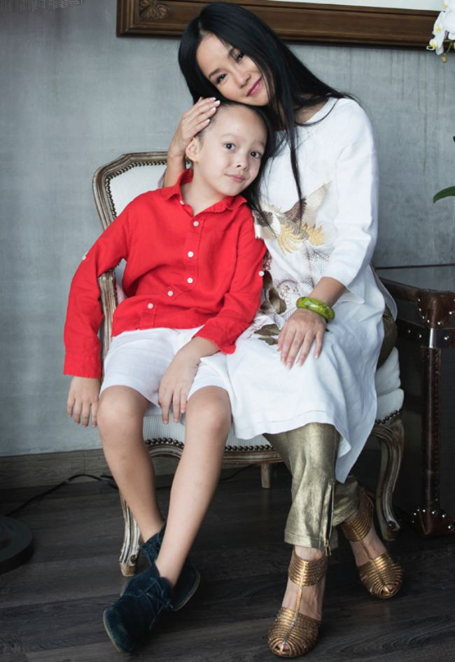 Hồng Nhung từng chia sẻ sau ly hôn: “Tự xốc mình lên và cho con được cười hồn nhiên từ những niềm vui nhỏ nhất. Phải tự nhiên, chứ không gượng ép, giống như tình mẫu tử vốn là suối nguồn hạnh phúc chẳng bao giờ ngừng chảy!”.